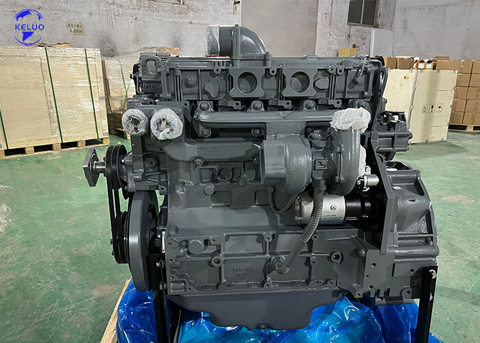 Moteur diesel à quatre temps refroidi à l'eau Deutz BF4M1013EC/FC (série 1013) pour la construction, les groupes électrogènes et l'industrie maritime.